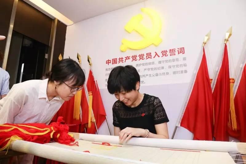 中国五冶集团:数研产业一号园项目钢结构连廊提升完成