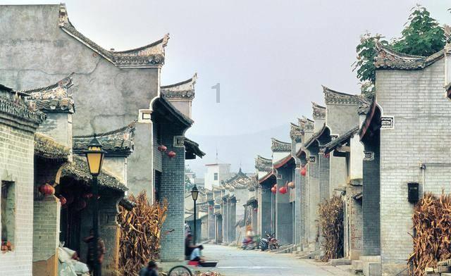 为什么陈胜吴广的起义可以一呼百应，而黄巾起义却引起围攻？